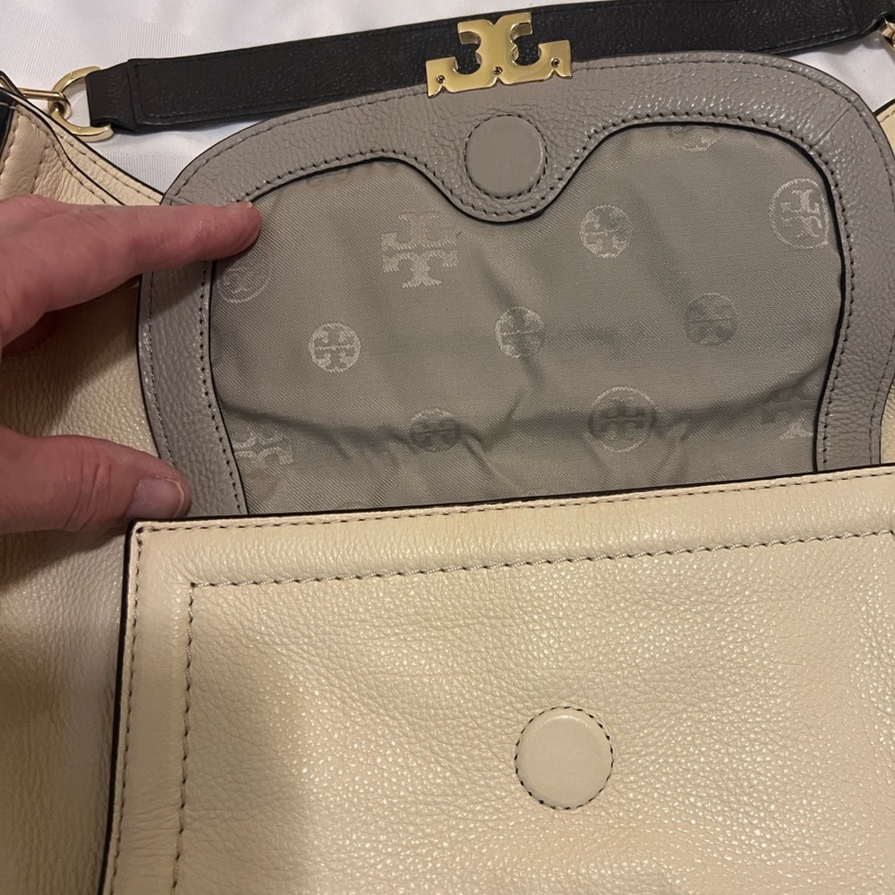 Tory Burch Black and Cream Shoulder Bag - Picture 2 of 9